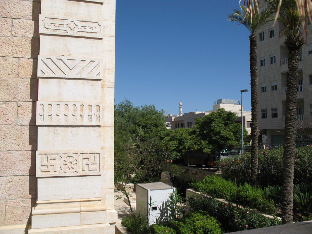 Жидовская свастика