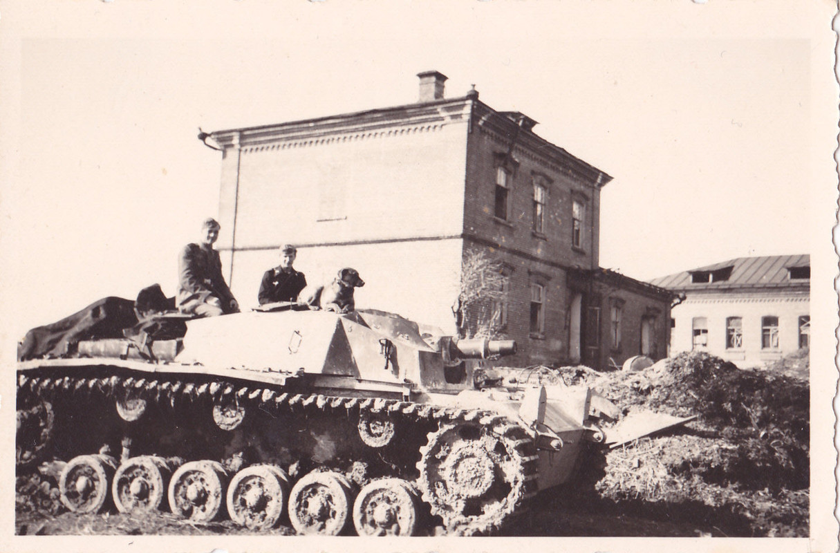 STUG 3 Sturmgeschütz mit oben sitzenden Hund DOG