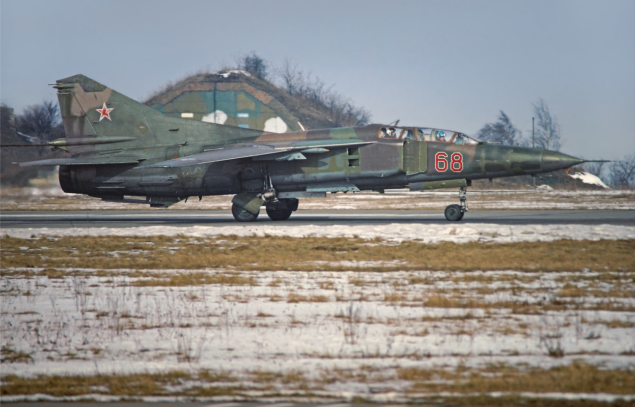 296 IAP Mig-23UB 68 Red_8902710, Winter 1992-1993_2