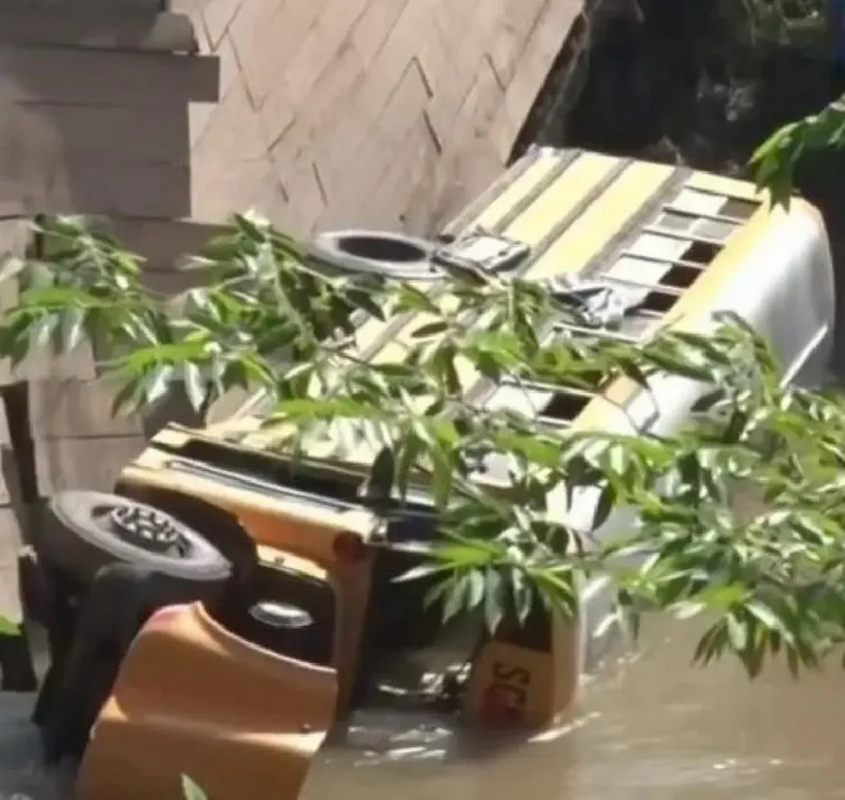 Tragedia en Sudáfrica: autobús cae de puente y deja 45 muertos