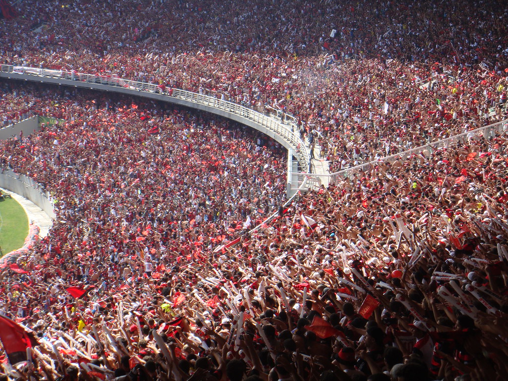 Torcida do Flamengo com bandeiras