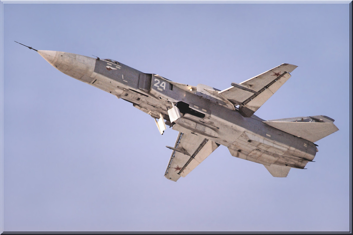 11 ORAP Su-24MR 24 White_0615309 (2)