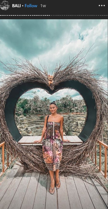 Agnez Mo berpose di spot instagramable