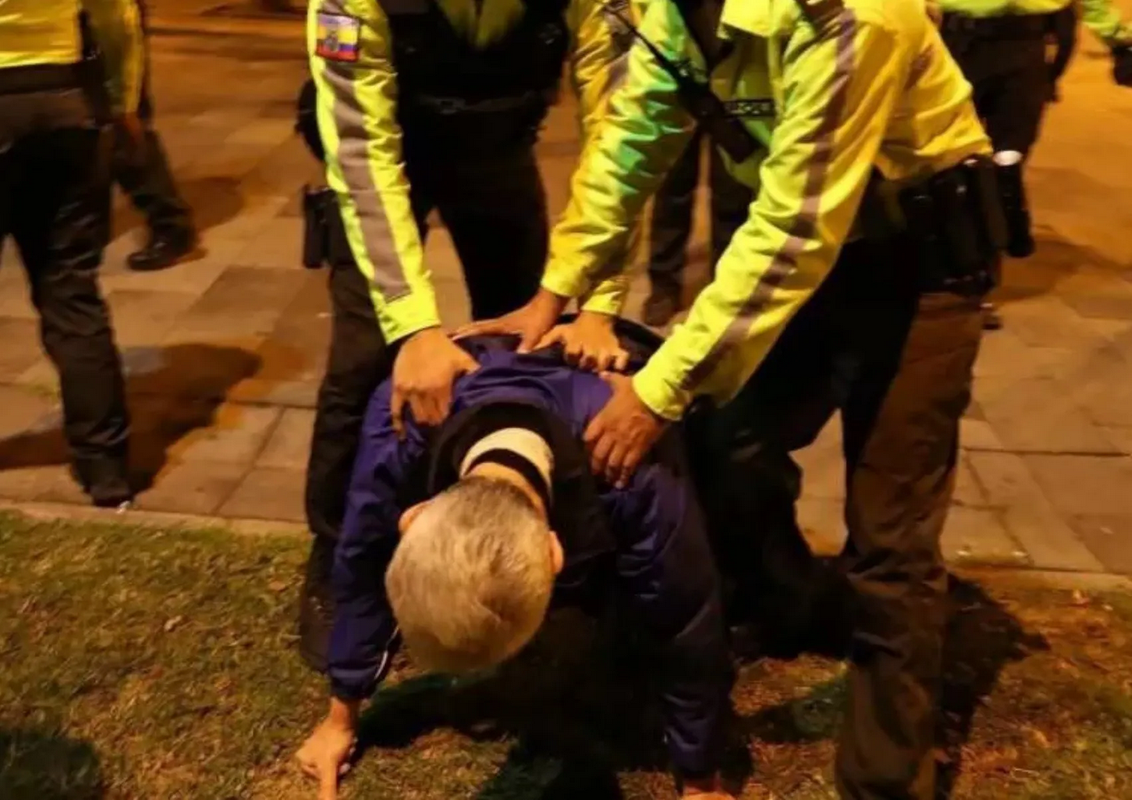 Policía de Ecuador somete a Roberto Canseco, diplomático mexicano en la embajada