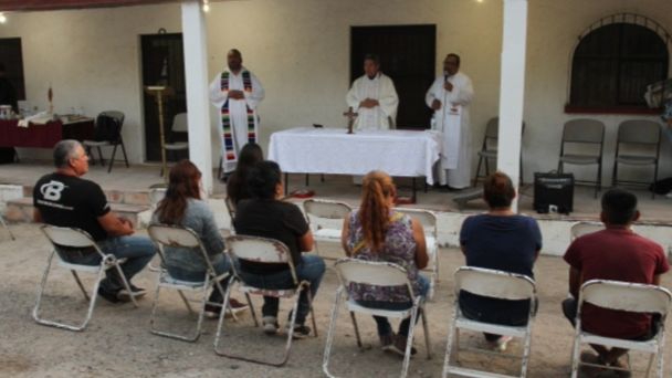 A un mes de la tragedia en Sabinas, familiares de mineros realizan emotiva misa en la zona