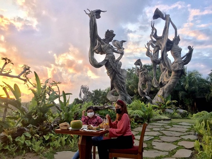 Pengunjung menikmati makanan di Taman Dedari.