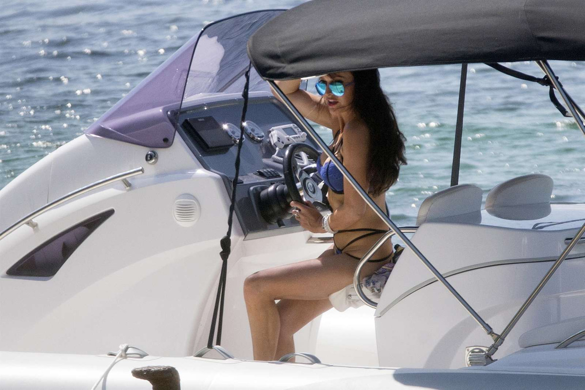 Lizzie-_Cundy_-_Wearing-_Bikini-and-_Swimsuit--13