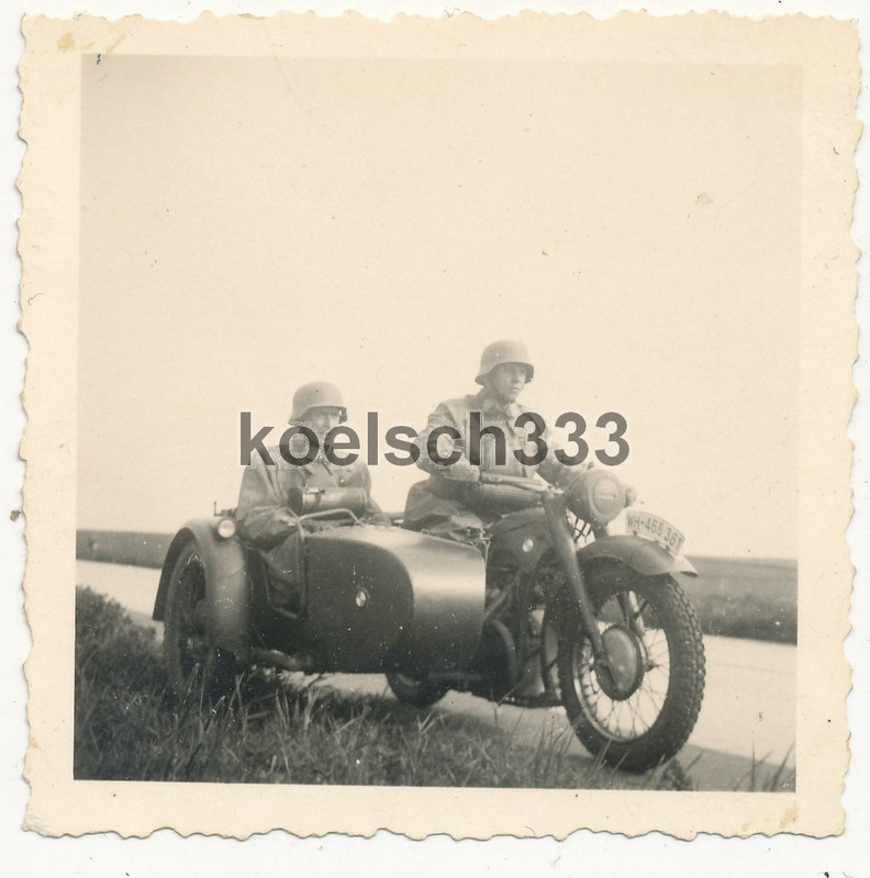 Foto Kradschützen der Wehrmacht mit BMW Beiwagen Motorrad auf einer Autobahn ...