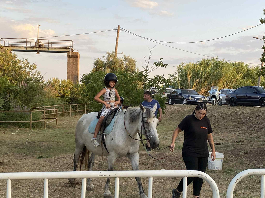 , Kalamata Pamisos River Action: &Omicron;&lambda;&omicron;&kappa;&lambda;&eta;&rho;ώ&nu;&omicron;&nu;&tau;&alpha;&iota; &omicron;&iota; &delta;&iota;ή&mu;&epsilon;&rho;&epsilon;&sigmaf; &delta;&rho;ά&sigma;&epsilon;&iota;&sigmaf; &mu;&epsilon; &sigma;&upsilon;&nu;&alpha;&upsilon;&lambda;ί&alpha; &alpha;&pi;ό &tau;&omicron;&upsilon;&sigmaf; &laquo;&Alpha;&kappa;&rho;&omicron;&beta;ά&tau;&epsilon;&sigmaf;&raquo; &kappa;&alpha;&iota; &tau;&omicron;&nu; &laquo;&Epsilon;&iota;&sigma;&alpha;&gamma;&gamma;&epsilon;&lambda;έ&alpha;&raquo;