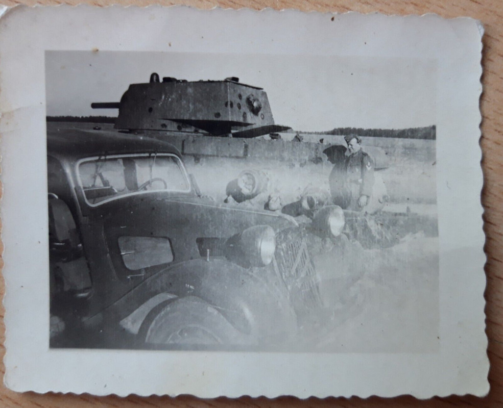französischer Beute PKW Citroën vor abgeschossenen russischen KW 1 Panzer, 1941