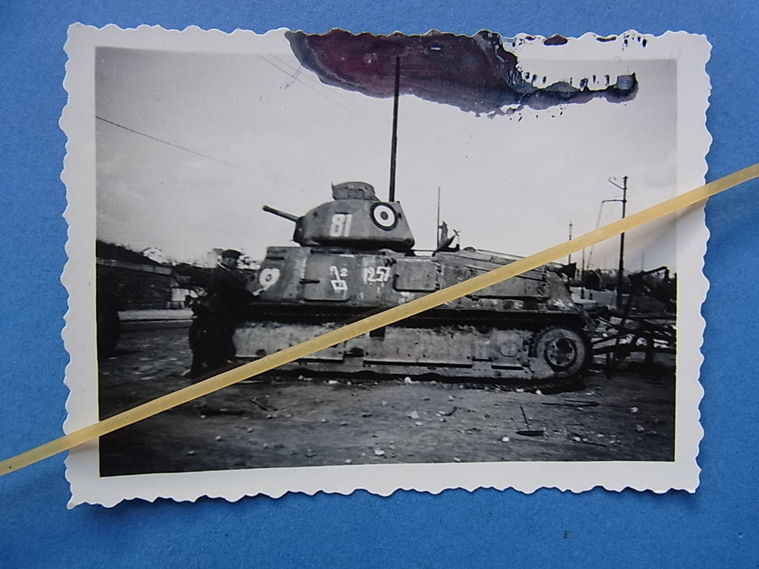 erbeuteter französischer Panzer bei Dünkirchen