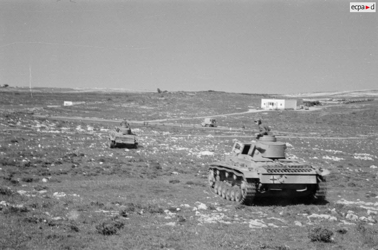 Les chars Panzer III démarrent puis quittent le lieu de la cérémonie militaire (7)
