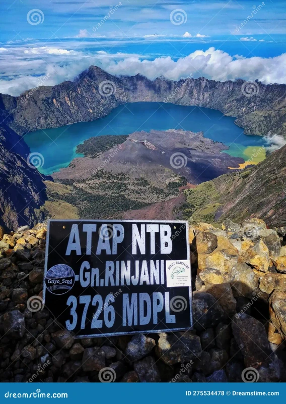 mont-rinjani-mdpl-le-est-eme-volcan-plus-haut-d-indonesie-avec-une-altitude-atteignant-metres-au-des