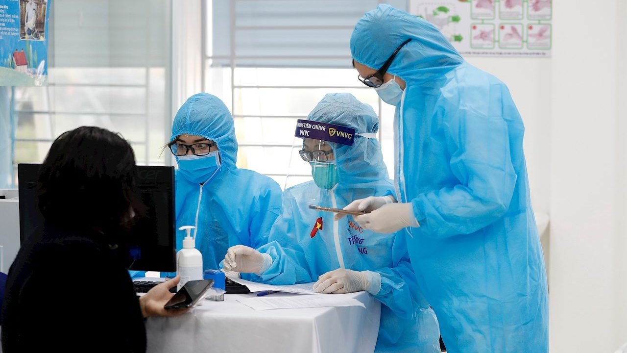 Nueva mascarilla brilla cuando detecta Covid-19 gracias al extracto de avestruz