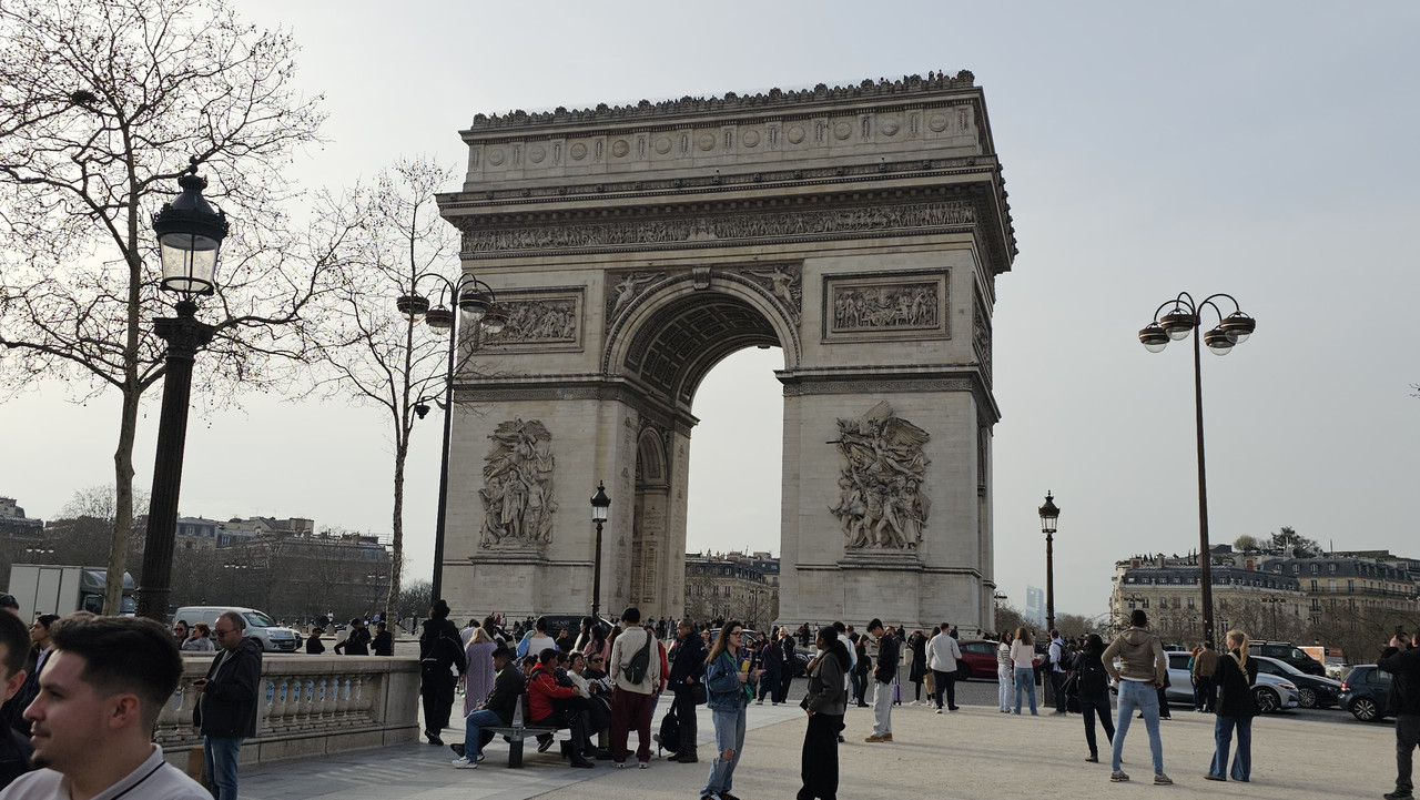 凱旋門,拍攝位置在香榭麗舍大道和弗里德蘭大街角