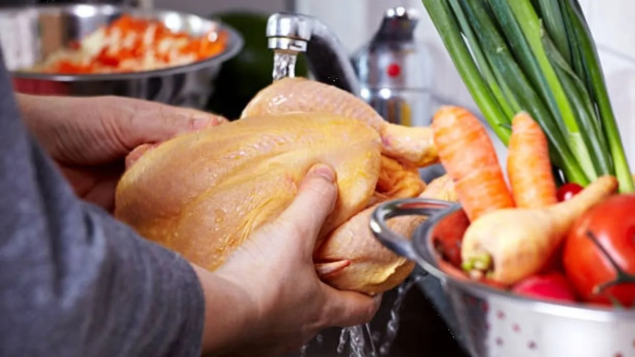 Qué alimentos deberían lavarse, cuáles no y por qué