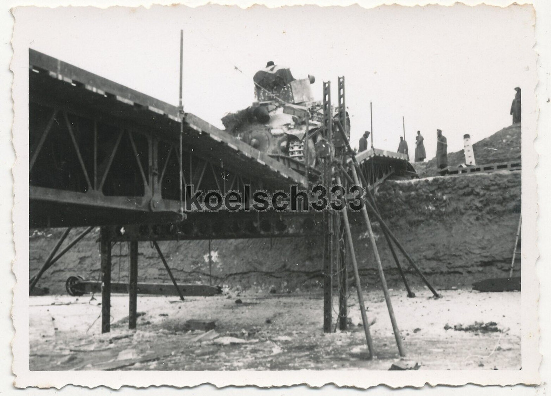Foto Panzer 38(t) der Wehrmacht fährt über Kriegsbrücke an der Ostfront 7. PD