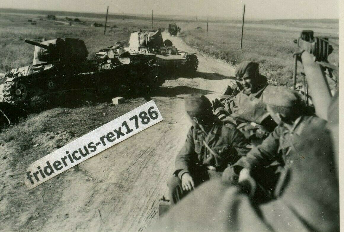 Foto WH Ostfront Vormarsch Rollbahn an zerstörten russ. Panzer im Kran Wagen