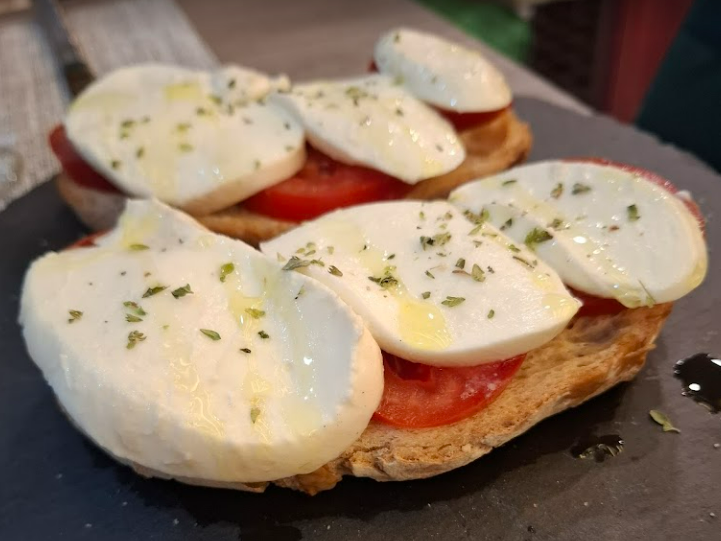 Tosta De Tomate Y Mozzarella Fresca