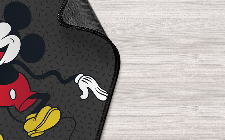 Detalle de la base de goma antideslizante del Mouse Pad Xtech Kids Mickey Mouse.
