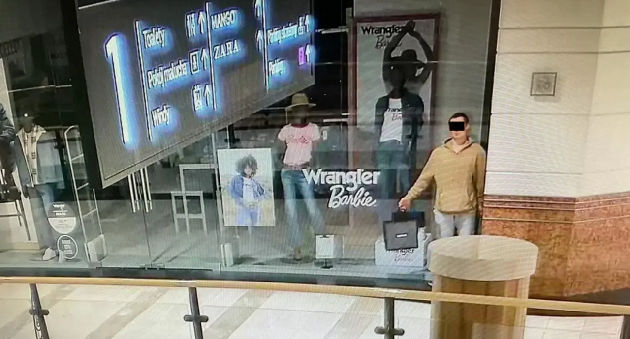 Fingió ser un maniquí durante horas para robar en un comercio; esto pasó