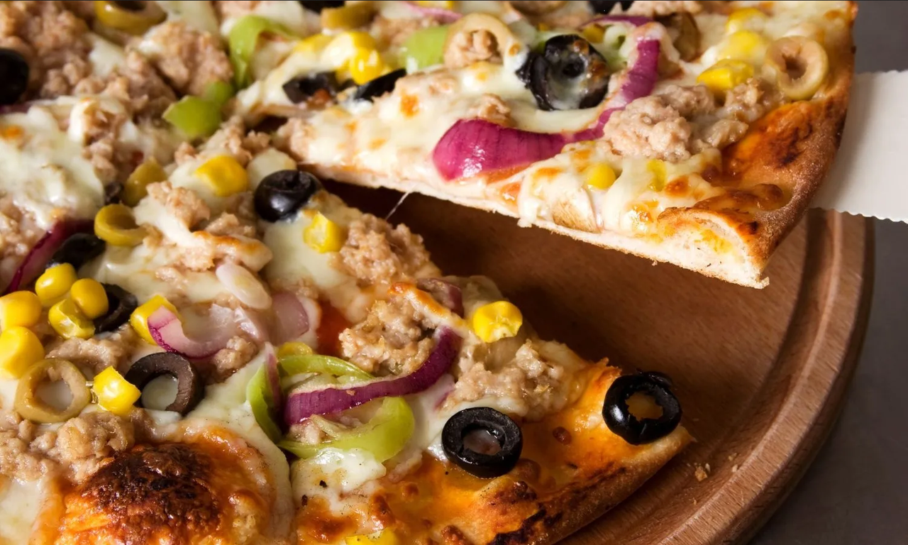 Prepara una deliciosa pizza de hongos con elote para quitarte el antojo