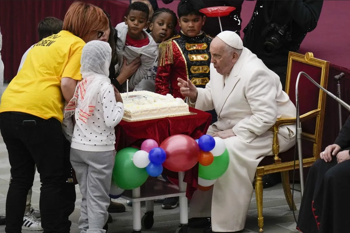 Papa Francisco festeja su cumpleaños 87 con una “fiesta circense” y pastel