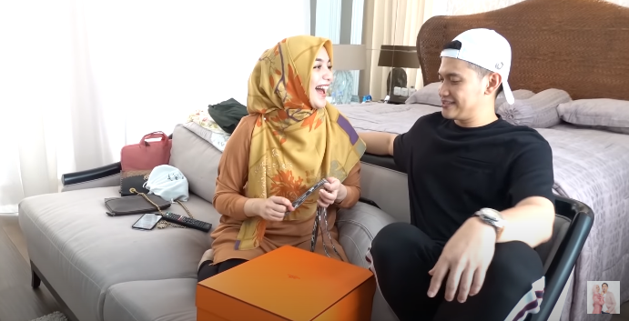 Citra Kirana semringah menerima hadiah tersebut