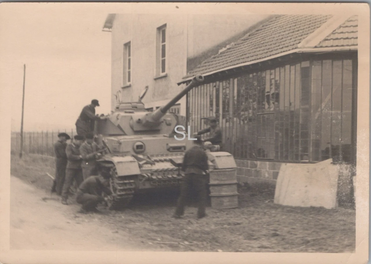 Foto Schwere Panzer Abteilung Panzer 4 Neuausführung FRA 1943 44 01 (MBF 99)