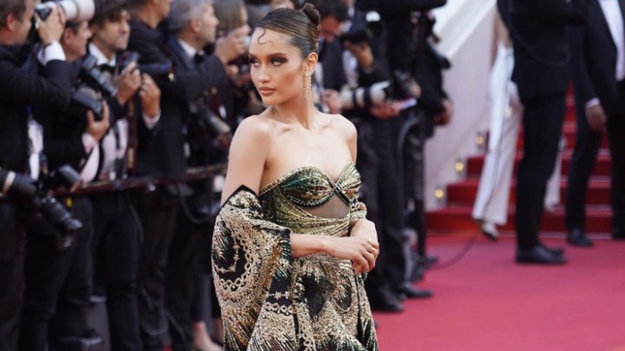 Potret cantik Cinta Laura saat kenakan gaun yang terinspirasi dari Nyi Roro Kidul, tampil memukau meriahkan Cannes Film Festival 2023.
