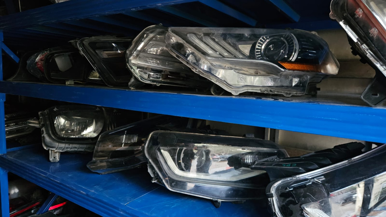 Estantería de almacén con focos organizados