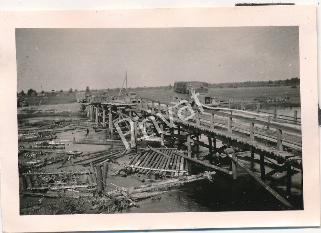 Foto WK II Wehrmacht LKW Kolonne Vormarsch Matsch Behelfsbrücke Ostfront