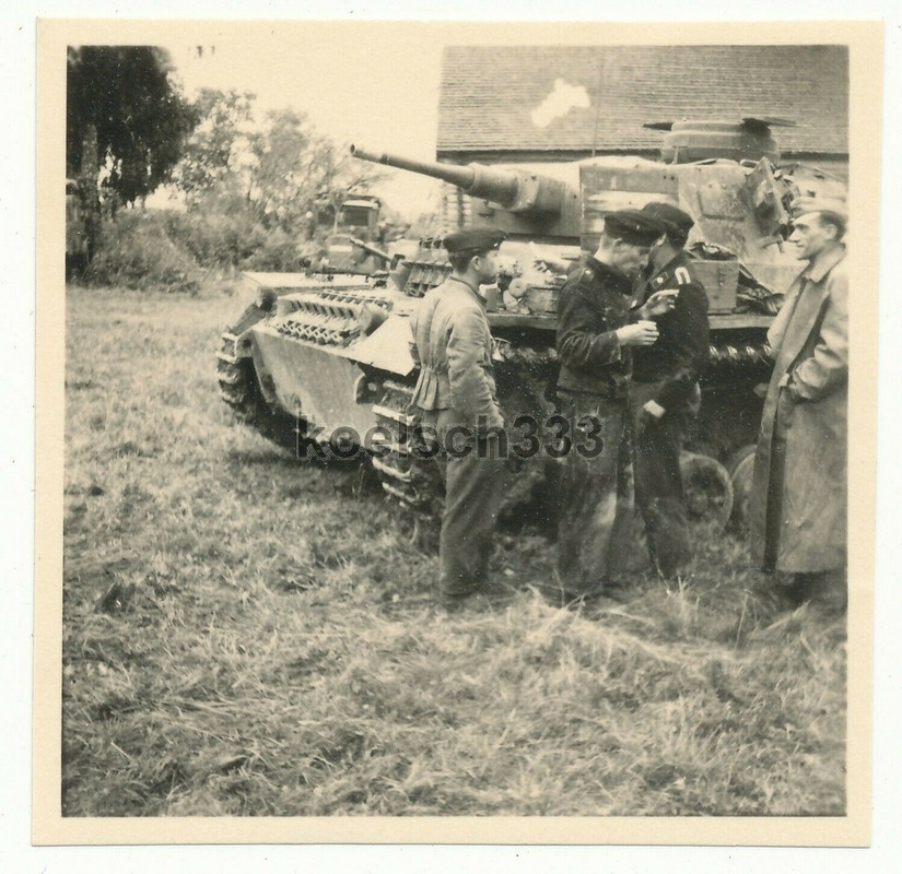 Foto Panzermänner der Wehrmacht am Panzer III Kampfwagen an der 