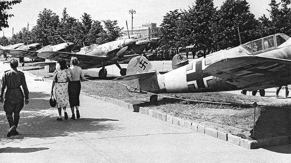 Les Trophees du parc Gorki- Moscou Exposition-de-machines-de-guerre-allemandes-captur-es-pas-seulement-des-avions-qui-a-eu-lieu-Mos