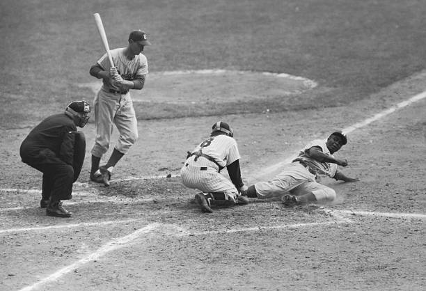 Jackie-Robinson-Steals-3.jpg