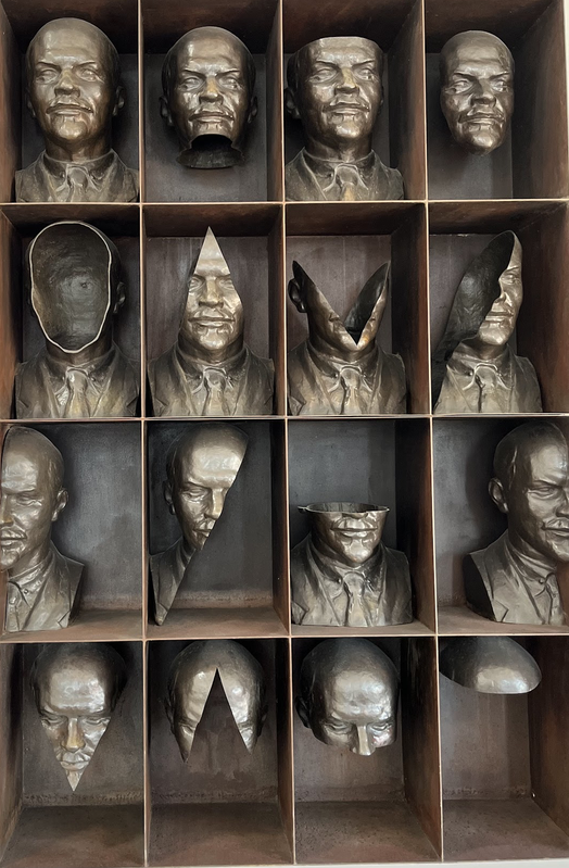 Arman, Interprétations Dialectiques Marxistes-Léninistes, 1992.