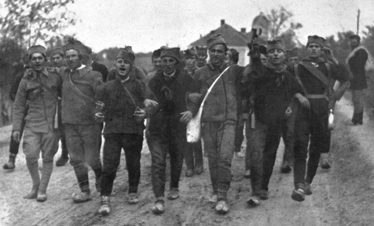 [Слика: Serbian-recruits-singing-patriotic-song-1914.jpg]