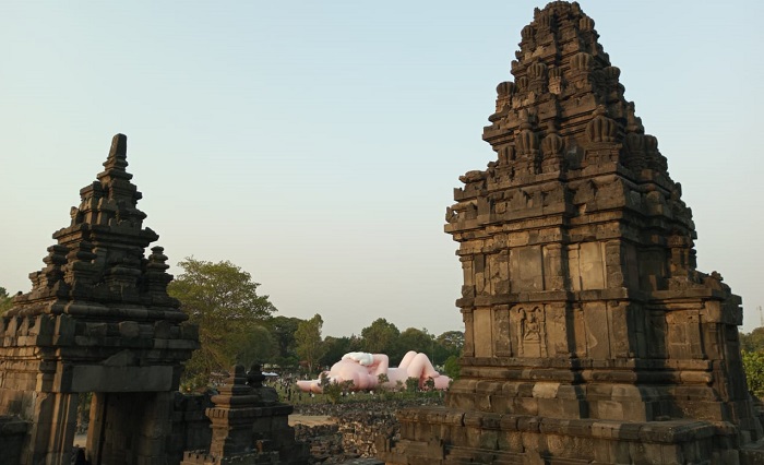 KAWS Holiday hadir di Candi Prambanan, Jogja pada 19-31 Agustus 2023. Kunjungan ke KAWS Holiday bisa dilakukan mulai pukul 08.00 - 17.00 WIB.