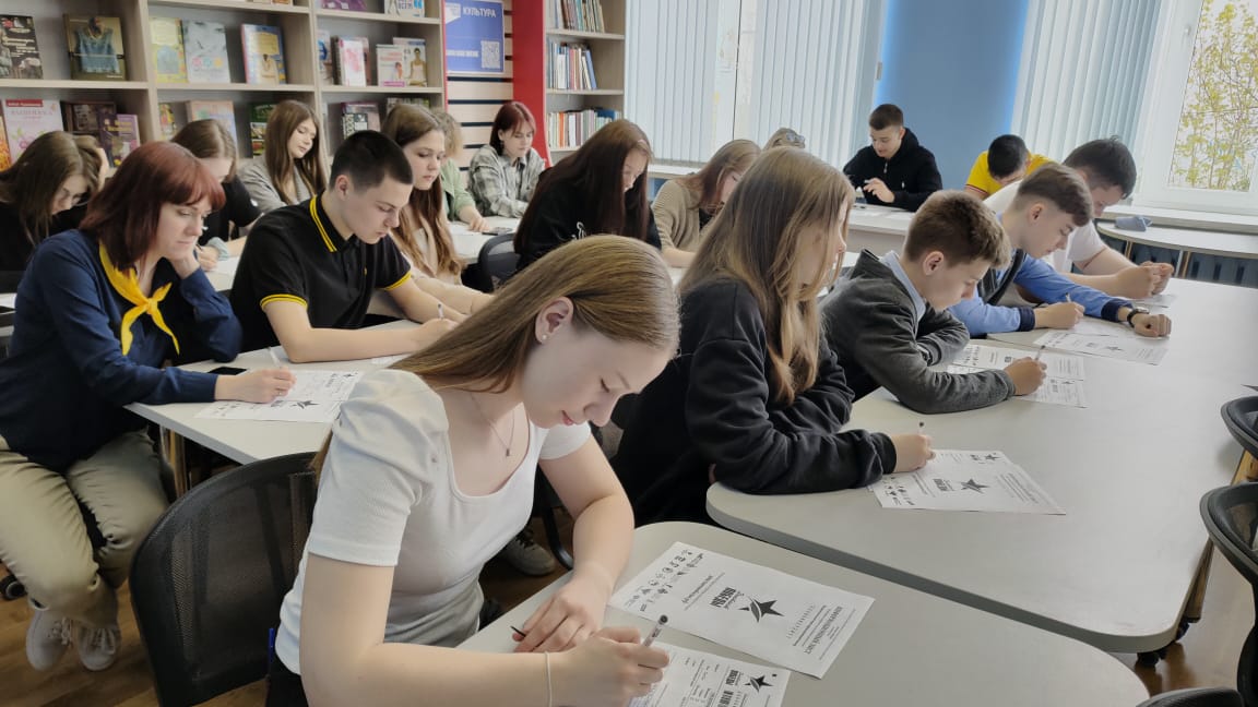 Пишут диктант