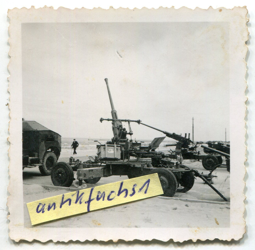 Flak-Geschütze aus England am Strand von Ostende in Belgien 1940