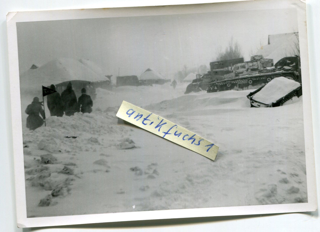 Deutsche Panzer an der Front in Rußland im Schneesturm im 2.WK