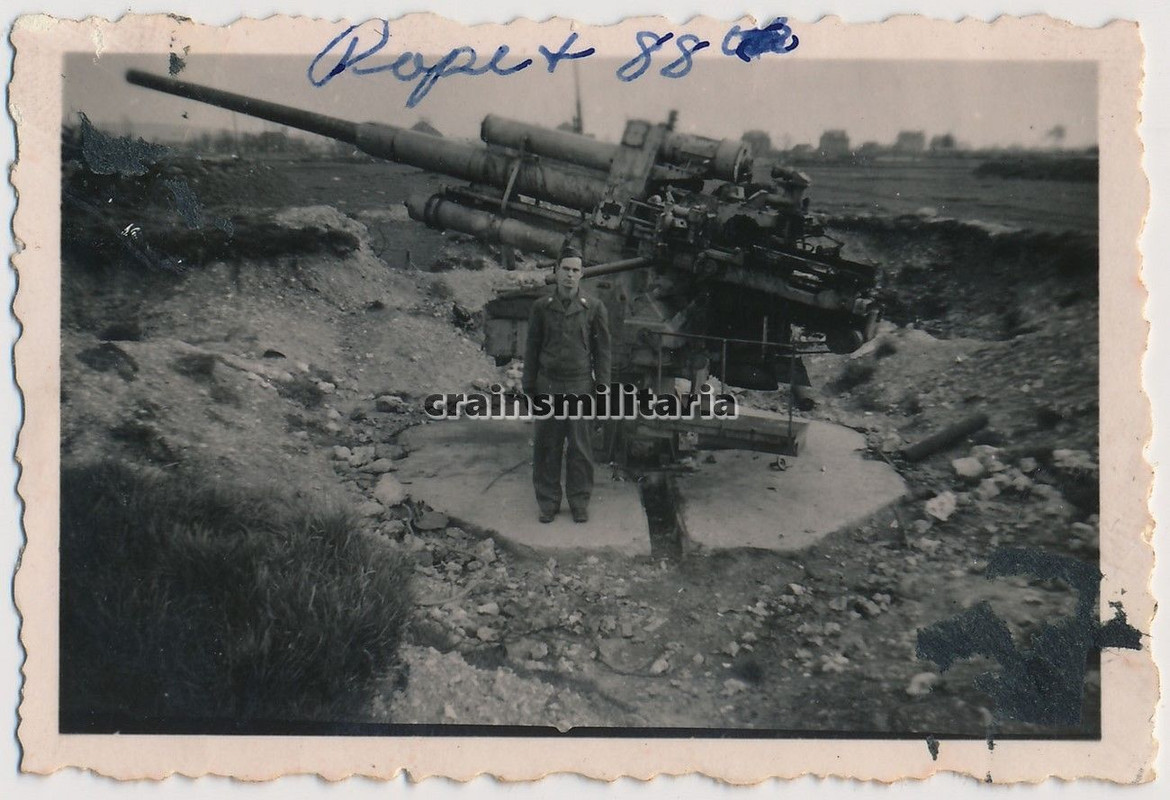Orig. US Foto Soldat bei FlaK 88 Beute Geschütz ROUEN Normandie Frankreich 1944