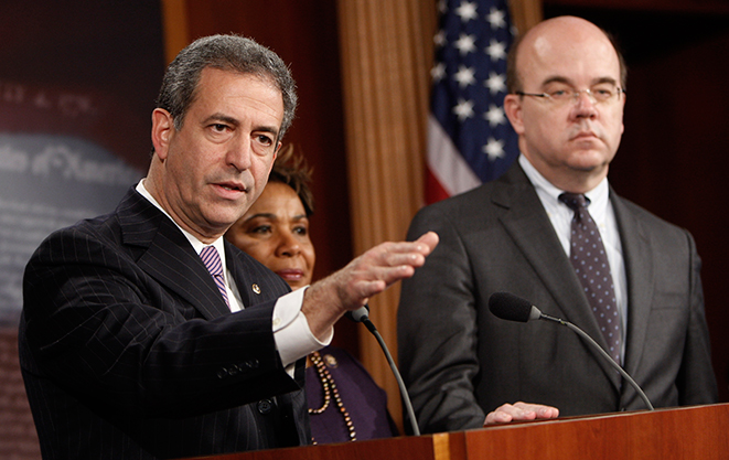 Le Premier ministre fédéral démissionnaire George Garandor annonçant la démission de son gouvernement devant les journalistes, au Château de Pourpre, Columbia, le 26 octobre 2017. Le Premier ministre fédéral démissionnaire George Garandor annonçant la démission de son gouvernement devant les journalistes, au Château de Pourpre, Columbia, le 26 octobre 2017.