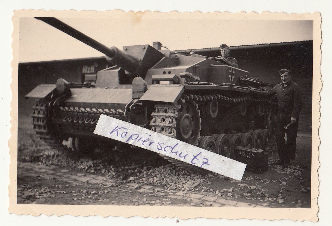 Foto Sturmgeschütz Panzer Tank Soldaten Balkenkreuz