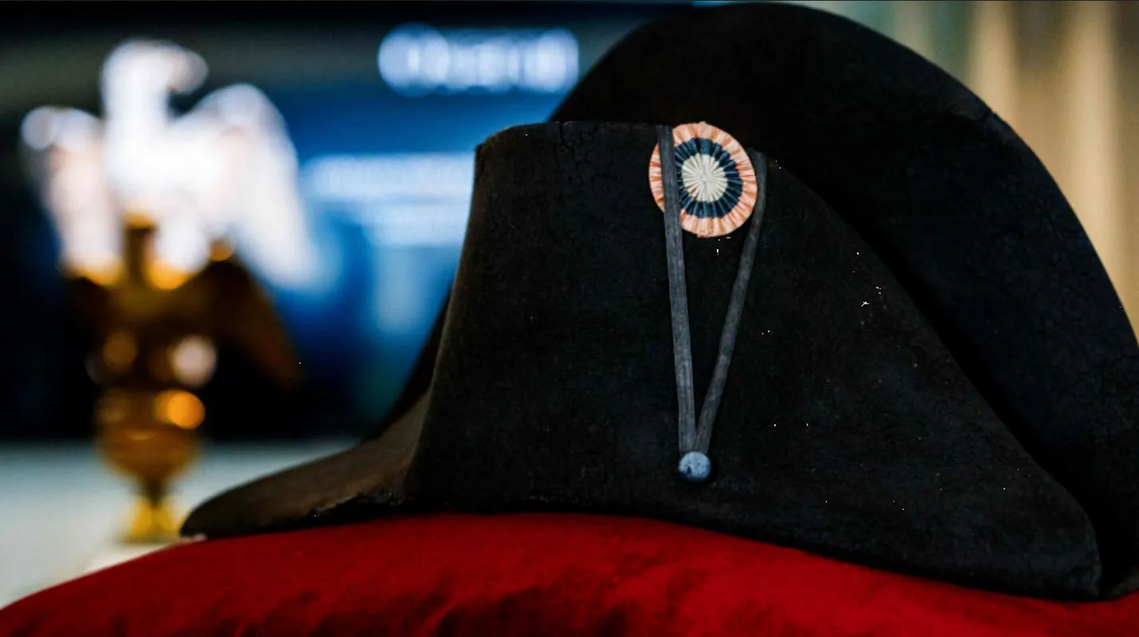 Gorra de Napoleón es subastada a 600 mil euros en Francia