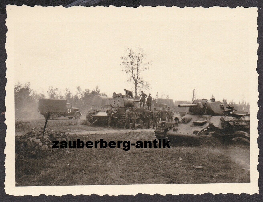 Foto Wehrmacht Ostfront Russland zerstörte Panzer T-34 KW-1 KV-1 Sanka