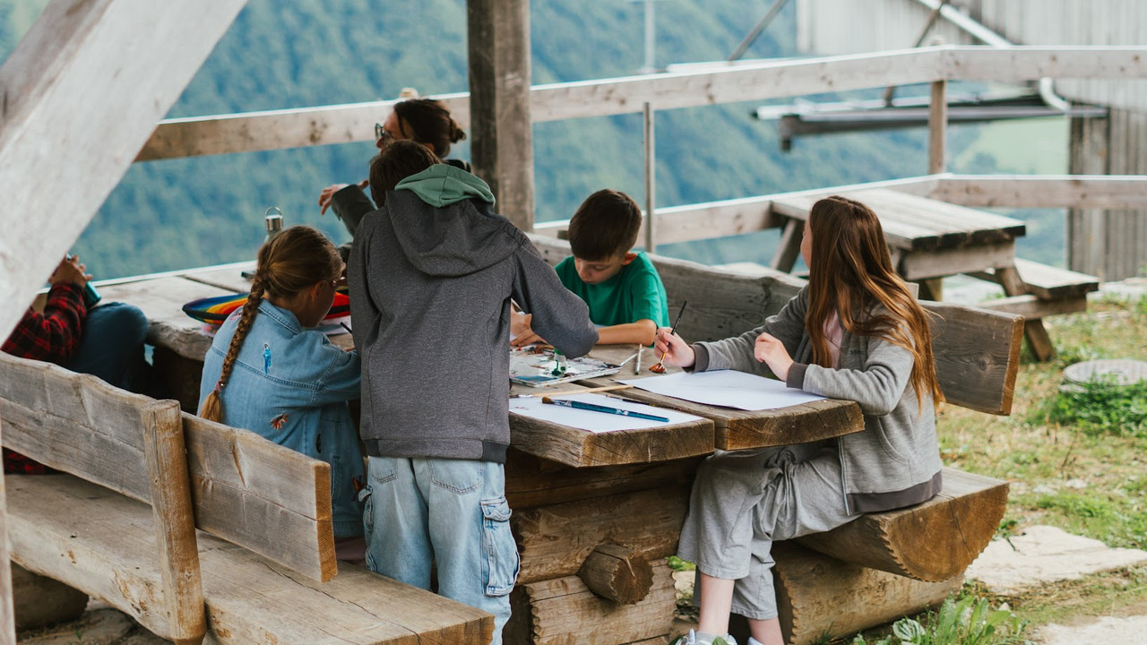Bambini timidi in un campo in Svizzera friLingue