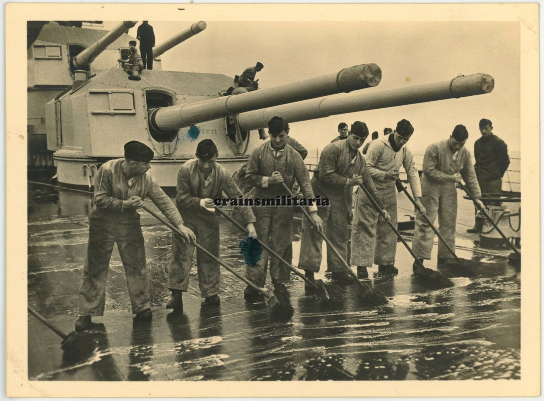 Orig. Foto schwere Kreuzer Prinz Eugen Matrosen b. Geschütz Turm - Schiff Ostsee (1)