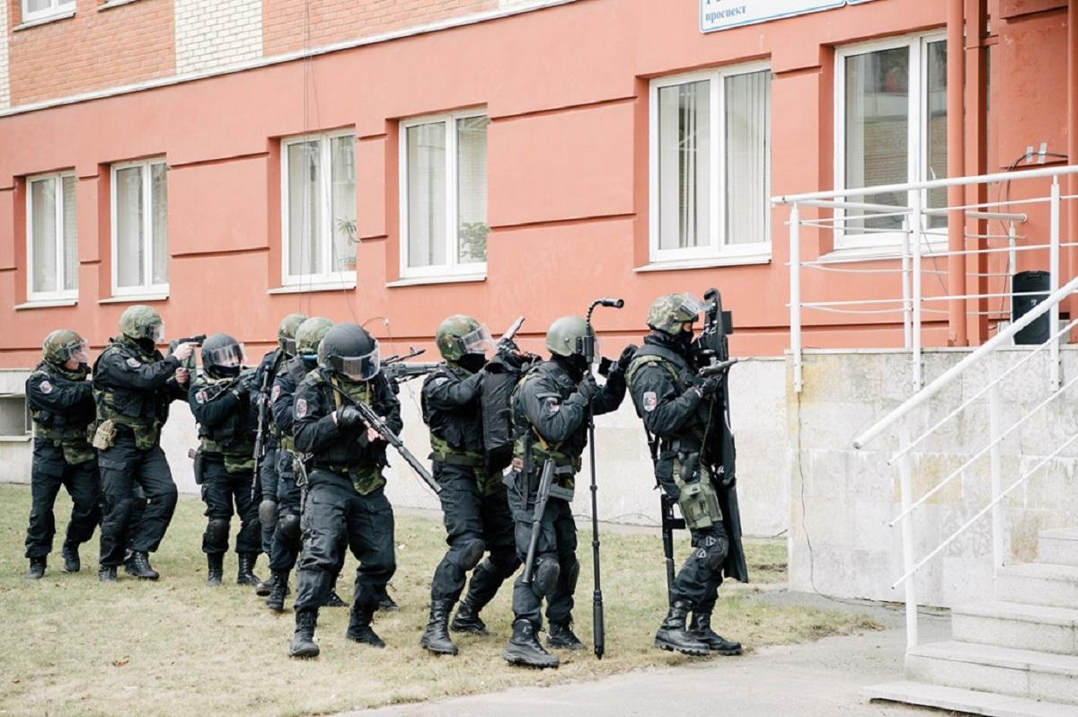 Учение вооруженное нападение. Спецназ СОБР штурм. СОБР спецназ СПБ. СОБР штурм здания. Спецназ гранит Санкт-Петербург.