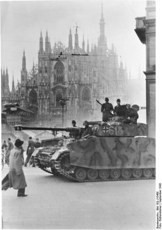 Panzer IV de la División Panzer SS Leibstandarte supervisa la Piazza del Duomo de Milán, justo después de la tregua proclamada por el rey de Italia, 8 de septiembre de 1943